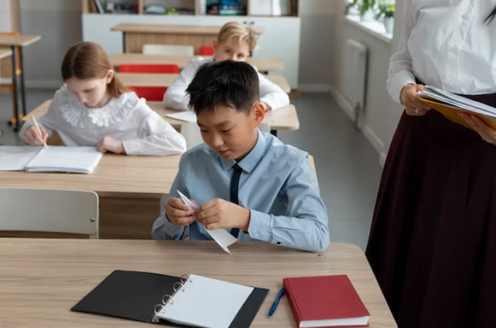 Empreendedorismo no Ensino Fundamental 1: Estimulando a Criatividade e o Pensamento Empreendedor desde Cedo